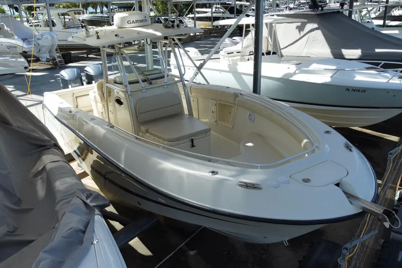  Yacht Photos Pics 2008 Hydra-Sports Vector 2900 CC boat in marina, featuring Garmin equipment.