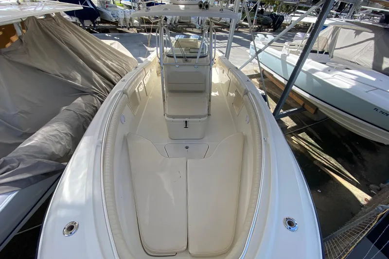  Yacht Photos Pics 2008 Hydra-Sports Vector 2900 CC boat interior, showcasing spacious seating and sleek design.