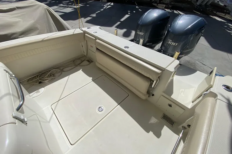  Yacht Photos Pics 2008 Hydra-Sports Vector 2900 CC boat interior with twin 300 horsepower engines.