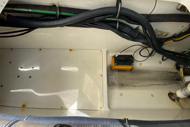  Yacht Photos Pics 2008 Hydra-Sports Vector 2900 CC boat interior wiring and components.