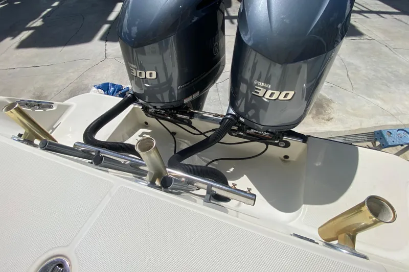  Yacht Photos Pics 2008 Hydra-Sports Vector 2900 CC with dual Yamaha 300 engines, featuring rod holders.