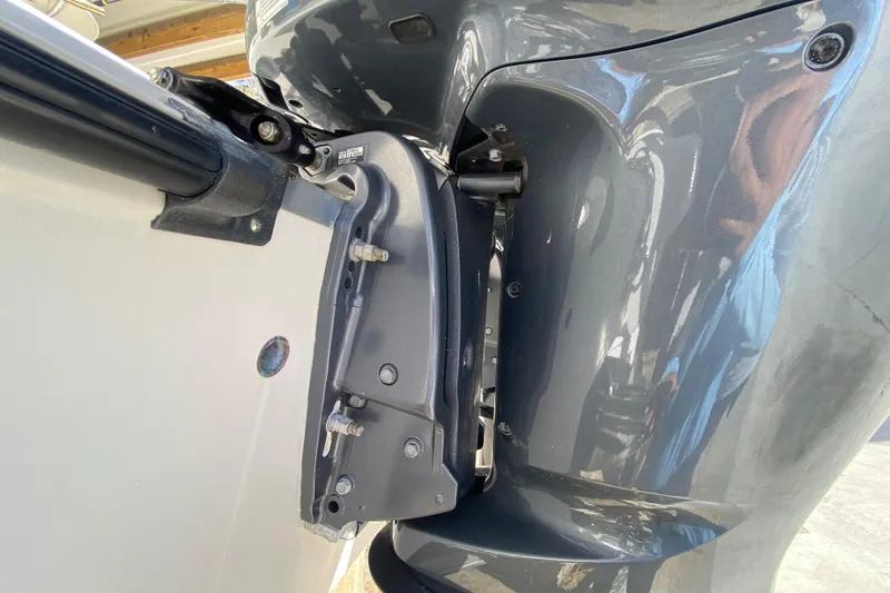  Yacht Photos Pics 2008 Hydra-Sports Vector 2900 CC boat engine close-up, showcasing mounting details.