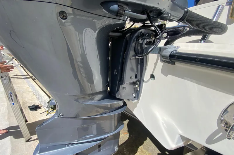  Yacht Photos Pics 2008 Hydra-Sports Vector 2900 CC outboard motor close-up, showcasing engine details and boat exterior.