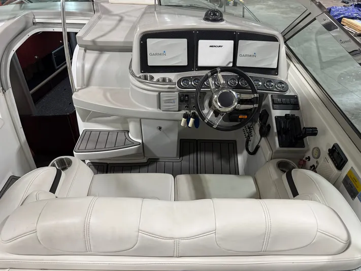 Prime Time Yacht Photos Pics Interior view of 2005 Formula 370 Super Sport cockpit.