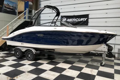 Sea Ray SPX 210