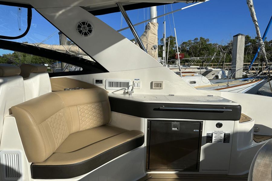 2021 Sea Ray 320 Sundancer OB