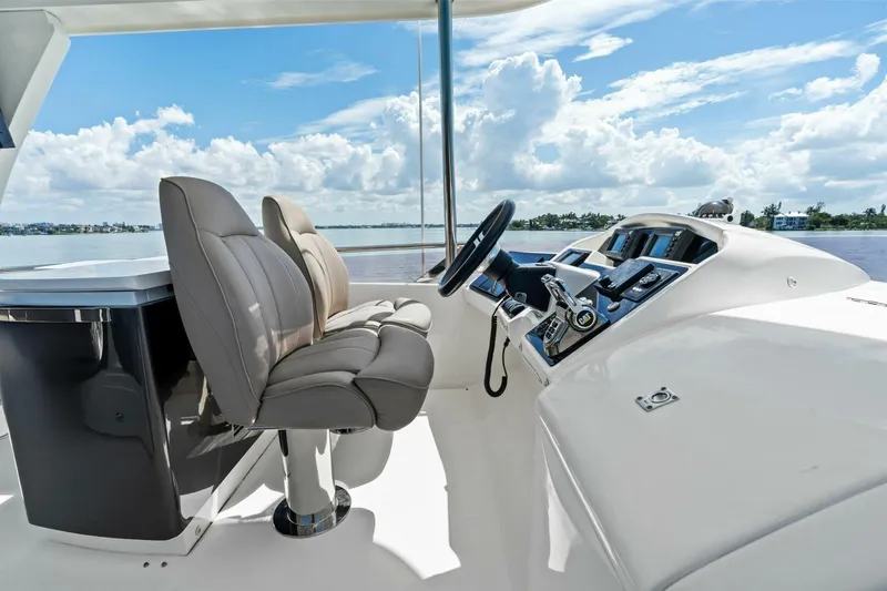 Escape Yacht Photos Pics 2015 Princess F60 - Flybridge Helm - Flybridge Hem