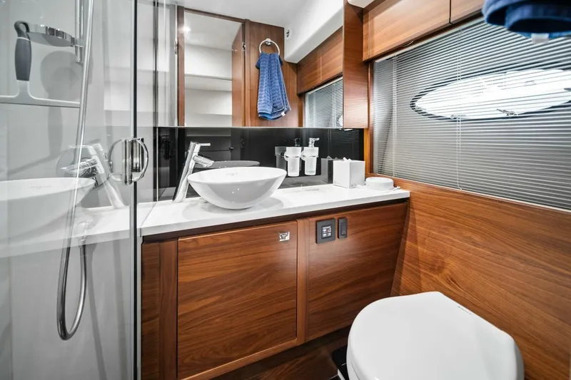 Escape Yacht Photos Pics 2015 Princess F60 - Starboard Guest Stateroom Head