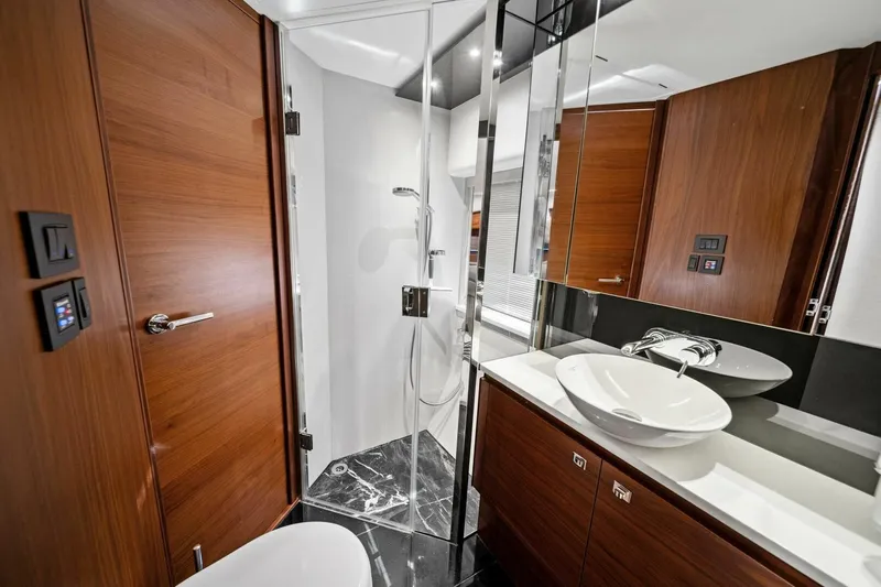 Escape Yacht Photos Pics 2015 Princess F60 - Forward Guest Stateroom Head