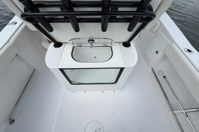  Yacht Photos Pics 2023 Sea Hunt Gamefish 27 Forward Seating boat interior with livewell and rod holders.