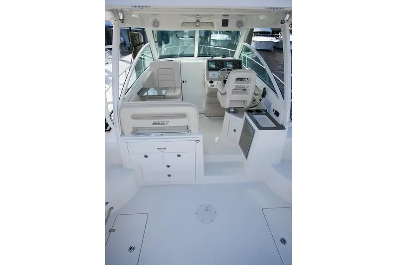  Yacht Photos Pics 2019 Boston Whaler 315 Conquest boat interior with helm and seating area.