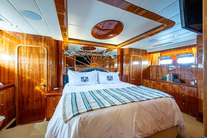 The Usual Yacht Photos Pics Luxurious yacht bedroom with wood paneling, Horizon 82 model, 2000.