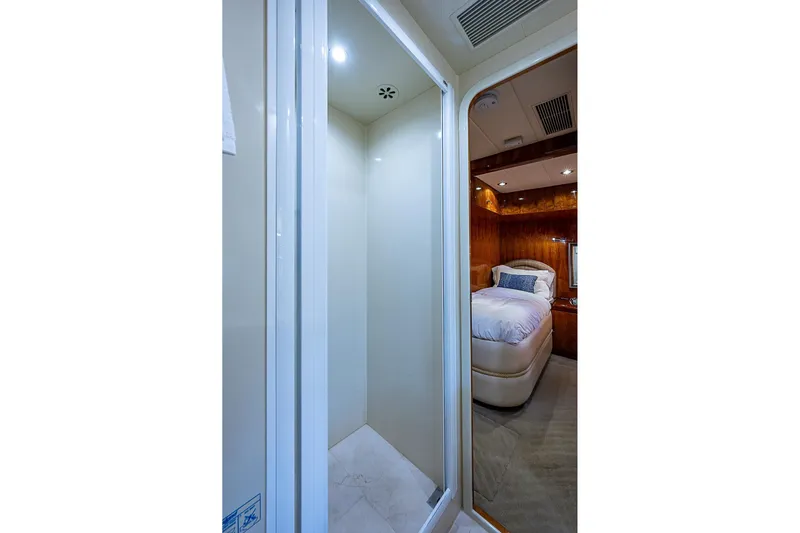 The Usual Yacht Photos Pics Luxurious yacht interior with shower and cozy bedroom, Horizon 82, year 2000.