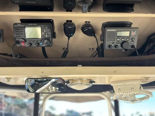 Get Hot Yacht Photos Pics 2011 Grady-White Canyon 306 boat electronics, featuring communication devices and controls.