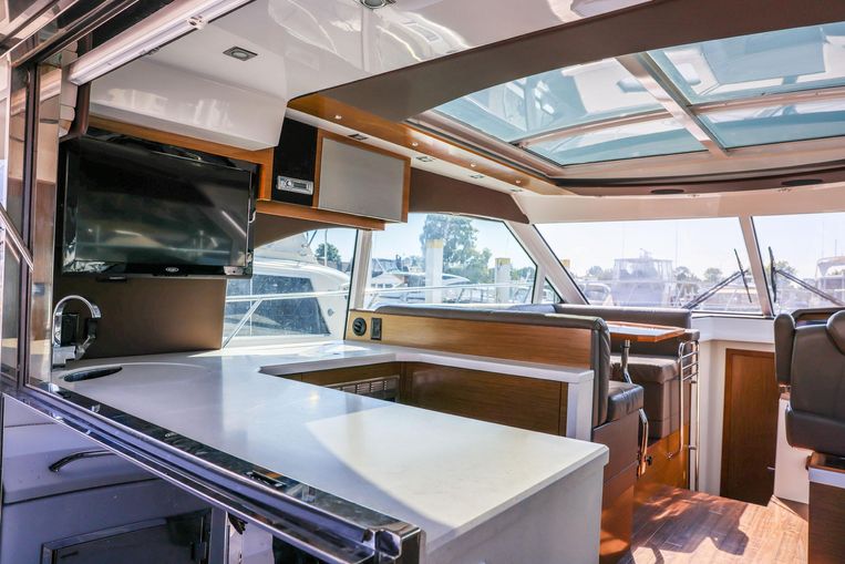 2015-45-cruisers-yachts-45-cantius