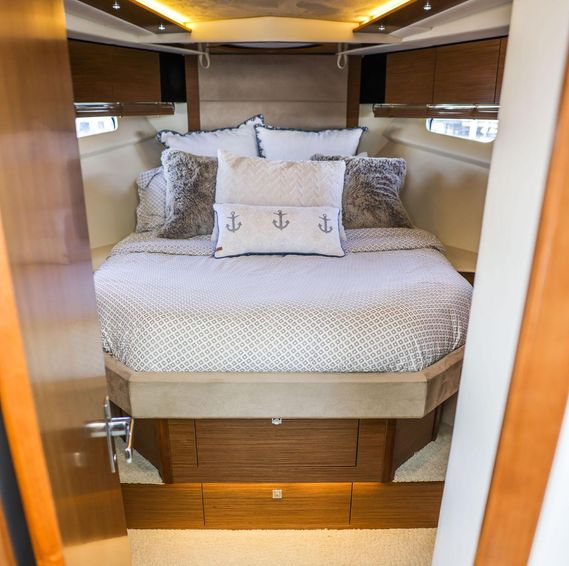 2015-45-cruisers-yachts-45-cantius