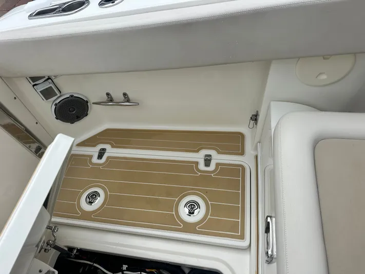 Yacht Photos Pics Interior of a 2017 Boston Whaler 320 Vantage boat.