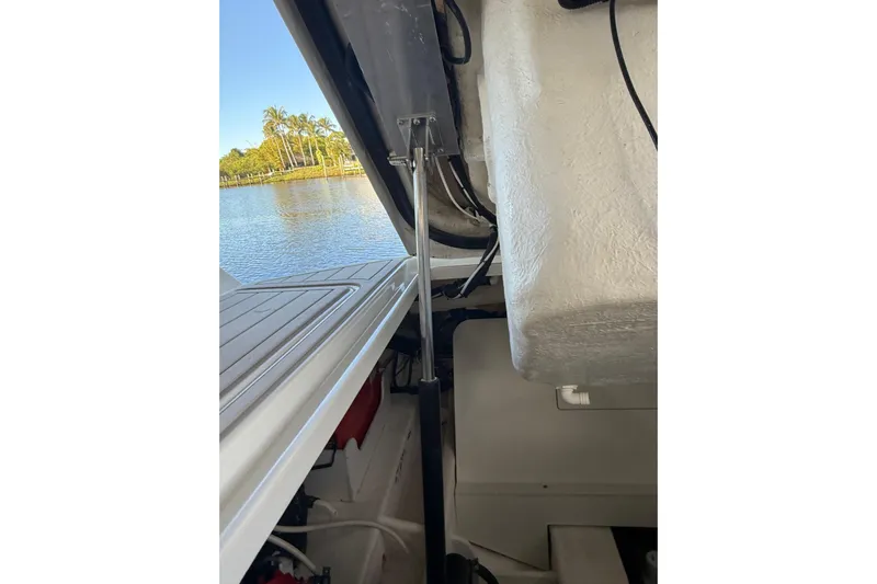 Manda Rae Too Yacht Photos Pics 2018 Sae Ray 38SLV OB boat interior with open hatch, lake view, and palm trees.