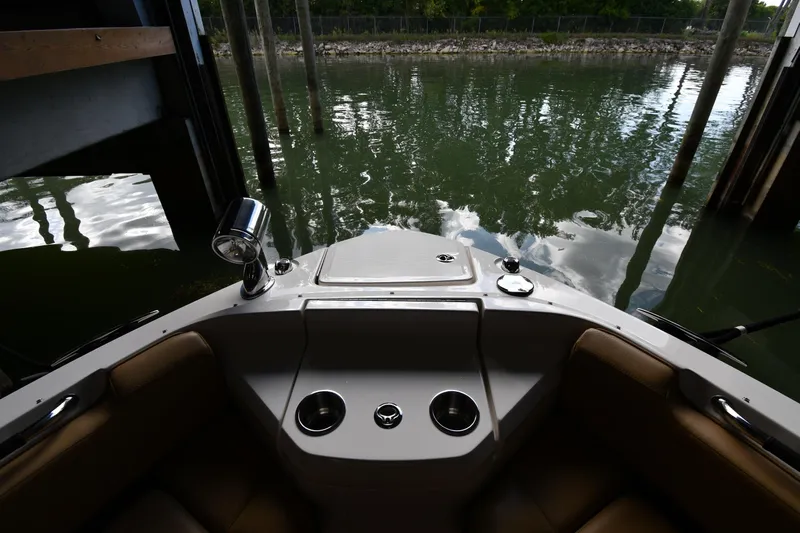  Yacht Photos Pics 2020 Sea Ray SLX 400 Outboard bow view with water reflection.