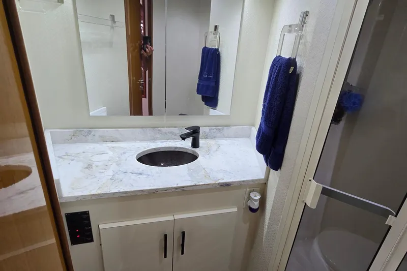 Covert Mission Yacht Photos Pics Forward VIP countertop, sinks, facets.