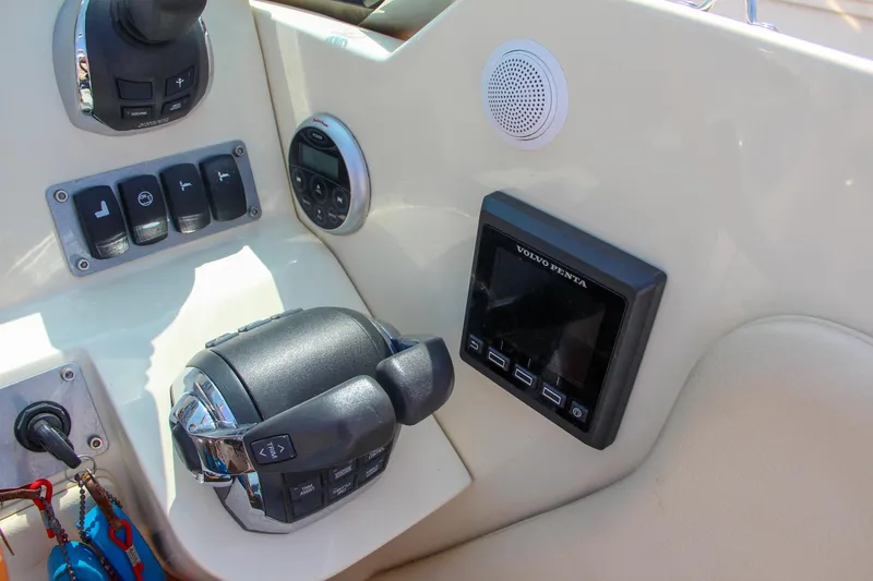 Wahoo Yacht Photos Pics 2013 Chris-Craft Launch 28 boat dashboard with controls and display.