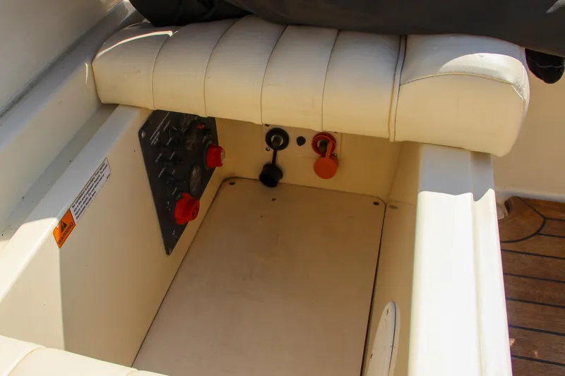 Wahoo Yacht Photos Pics 2013 Chris-Craft Launch 28 boat control panel and seating area.