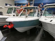 2023 Boston Whaler 240 Vantage