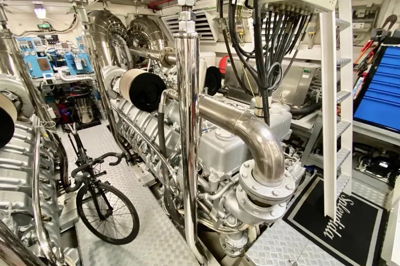 Splendida Yacht Photos Pics MANGUSTA 108