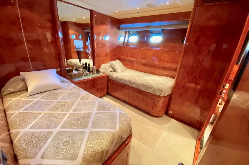 Splendida Yacht Photos Pics MANGUSTA 108