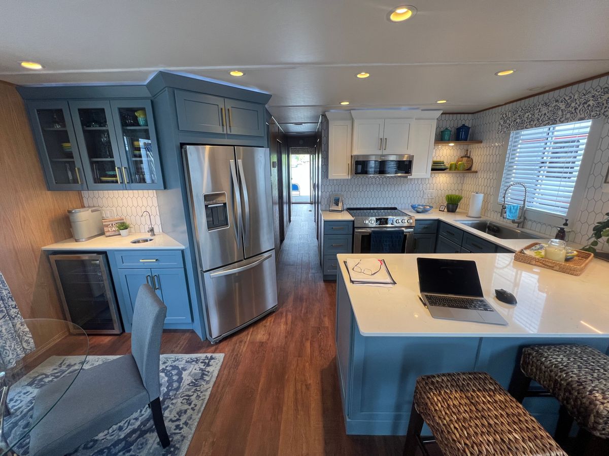 2006 Lakeview 70 