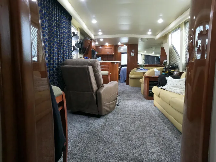  Yacht Photos Pics Interior of 2006 Bluewater Yachts 5200, featuring plush seating and modern amenities.