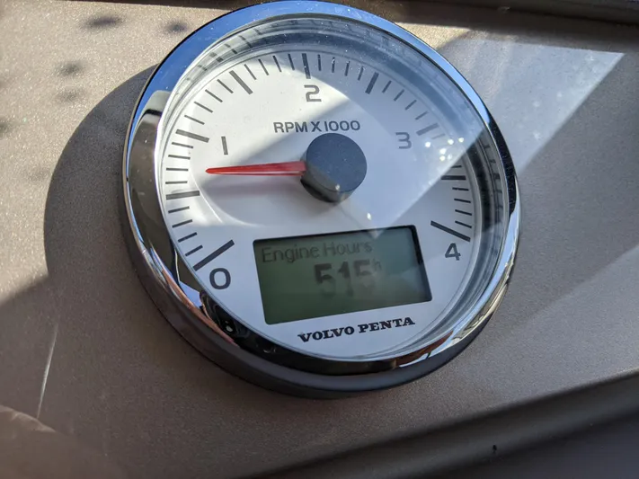  Yacht Photos Pics Volvo Penta tachometer showing 515 engine hours on a 2018 Prestige 500 S.