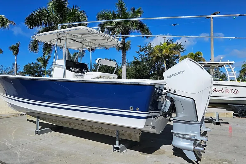  Yacht Photos Pics 2007 SeaCraft SC32 Master Angler boat with Mercury engine, displayed outdoors under palm trees.