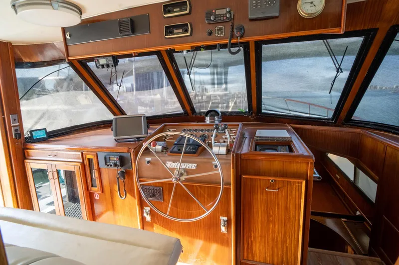 Hattrick Yacht Photos Pics 1981 Hatteras 61 Cockpit MY helm with classic wood finish and navigation instruments.