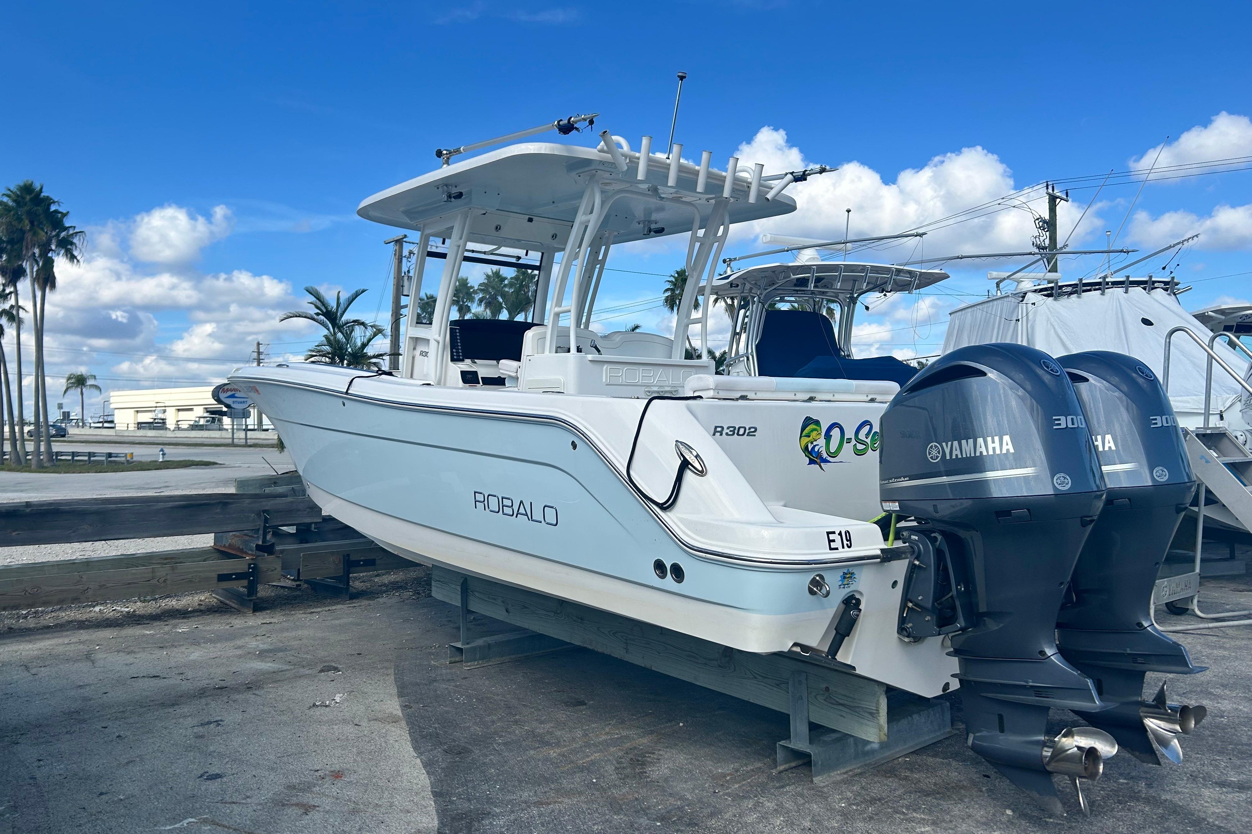 2018 Robalo R302 Center Console - Image 2