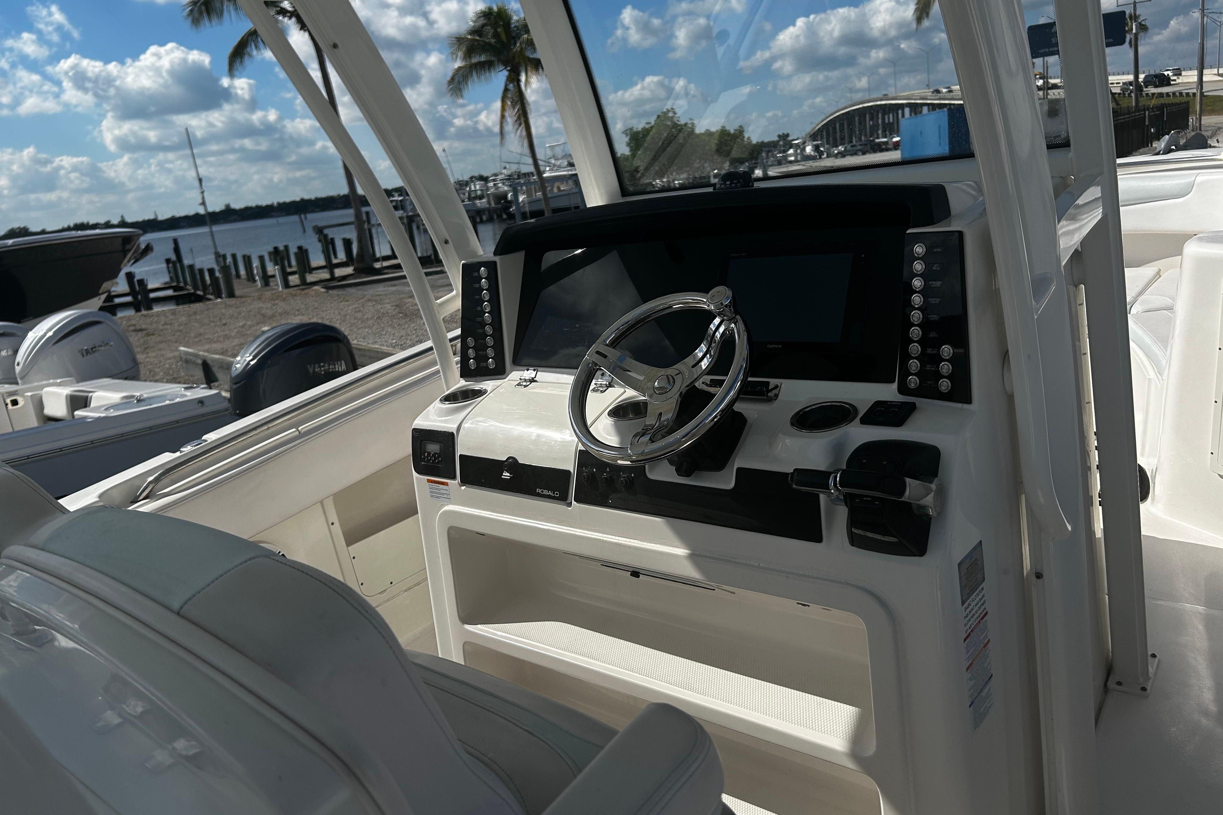 2018 Robalo R302 Center Console - Image 4