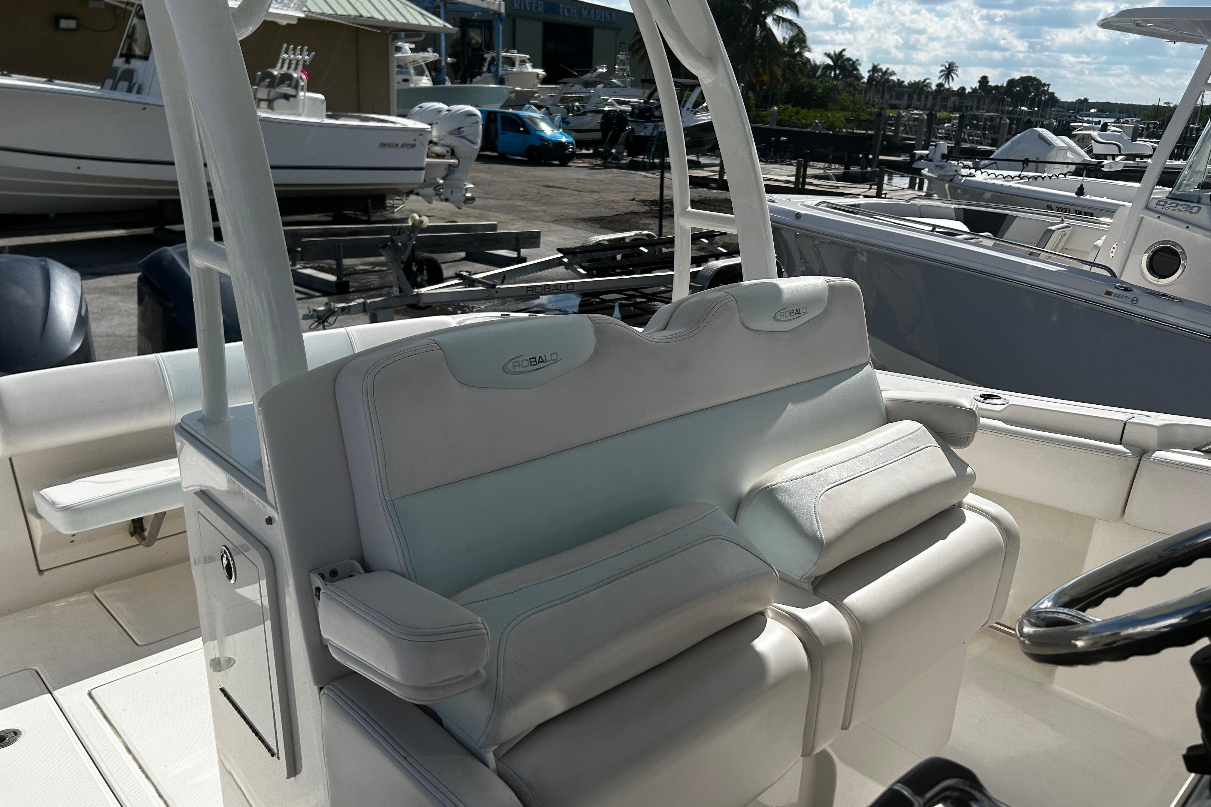 2018 Robalo R302 Center Console - Image 6