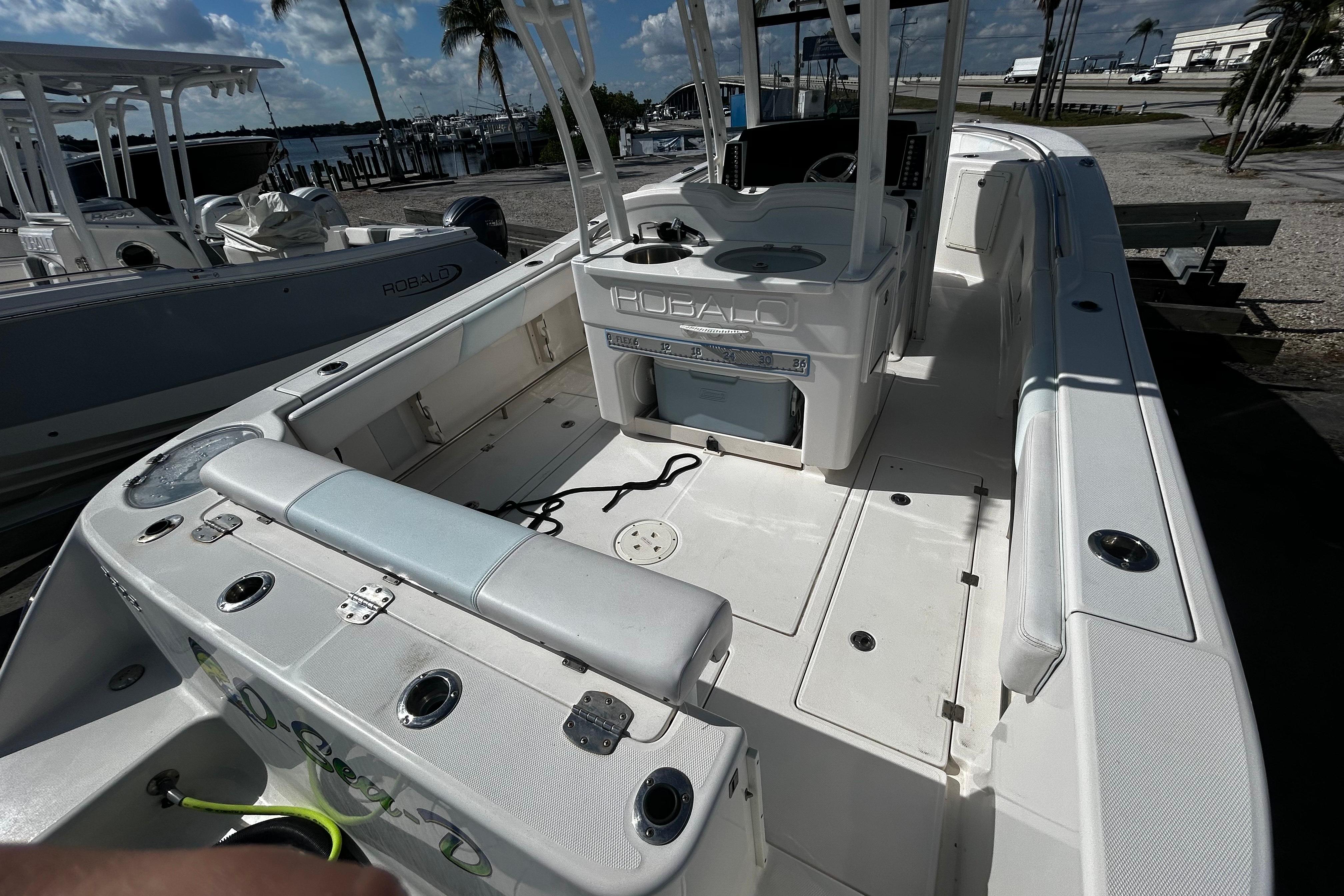 2018 Robalo R302 Center Console - Image 11