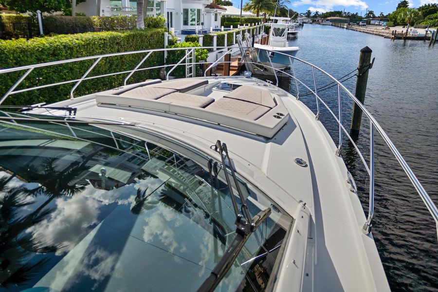 2019 Cruisers Yachts 54 Cantius