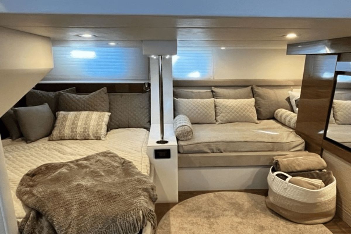 2017 Cruisers Yachts 45 