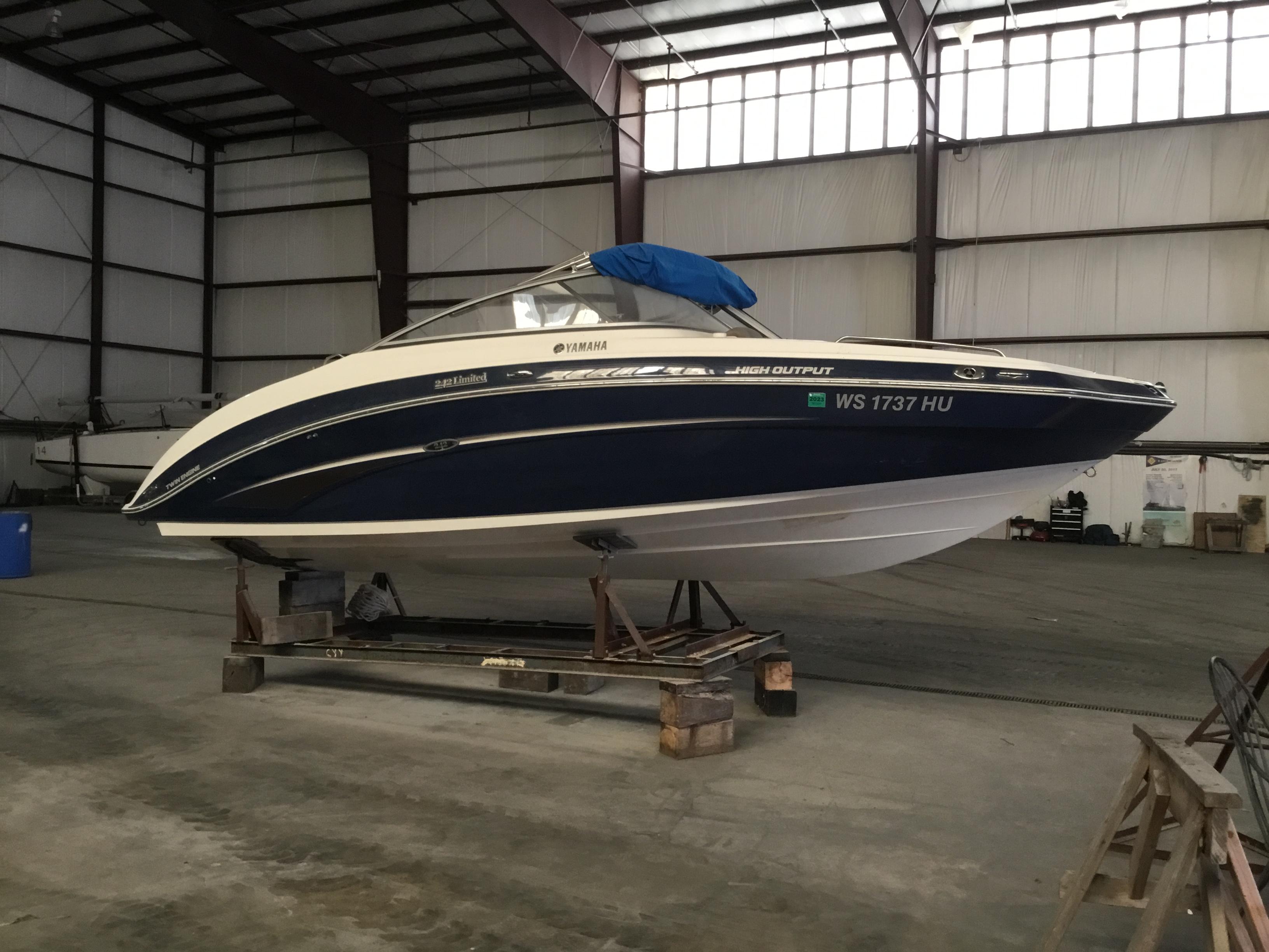 2011 Yamaha Boats 242 Limited