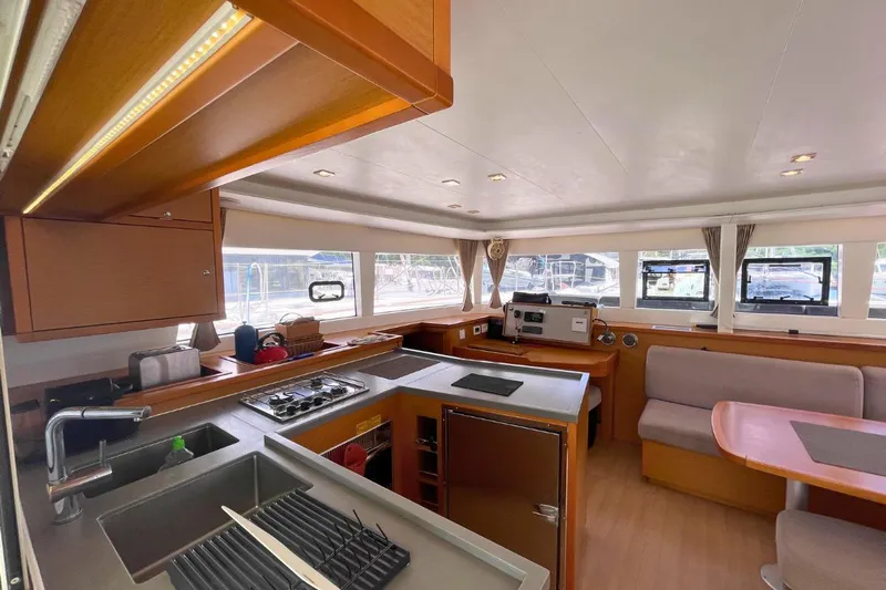 Take It Easy Yacht Photos Pics Interior of 2018 Lagoon 450 F catamaran with modern kitchen and dining area.