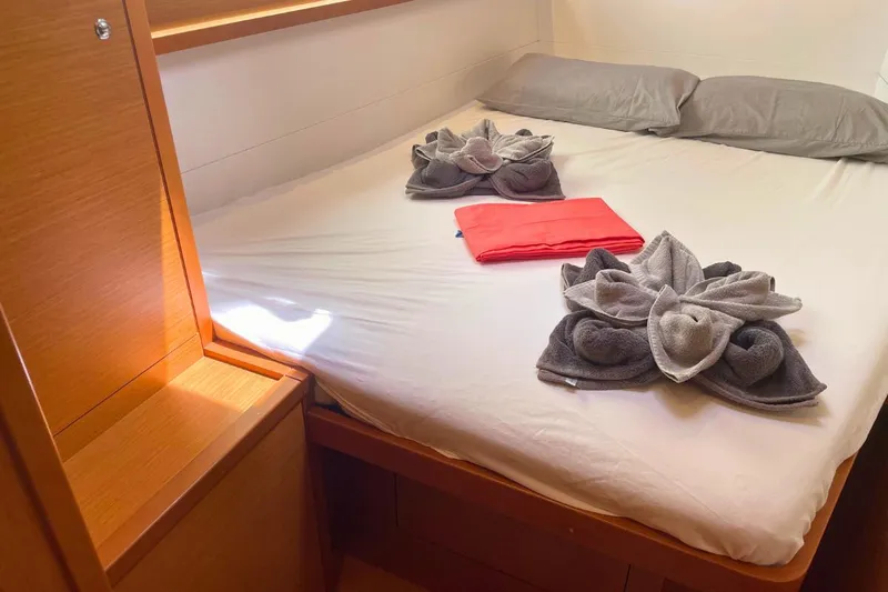 Take It Easy Yacht Photos Pics Cozy cabin bedroom in 2018 Lagoon 450 F yacht with neatly arranged towels.