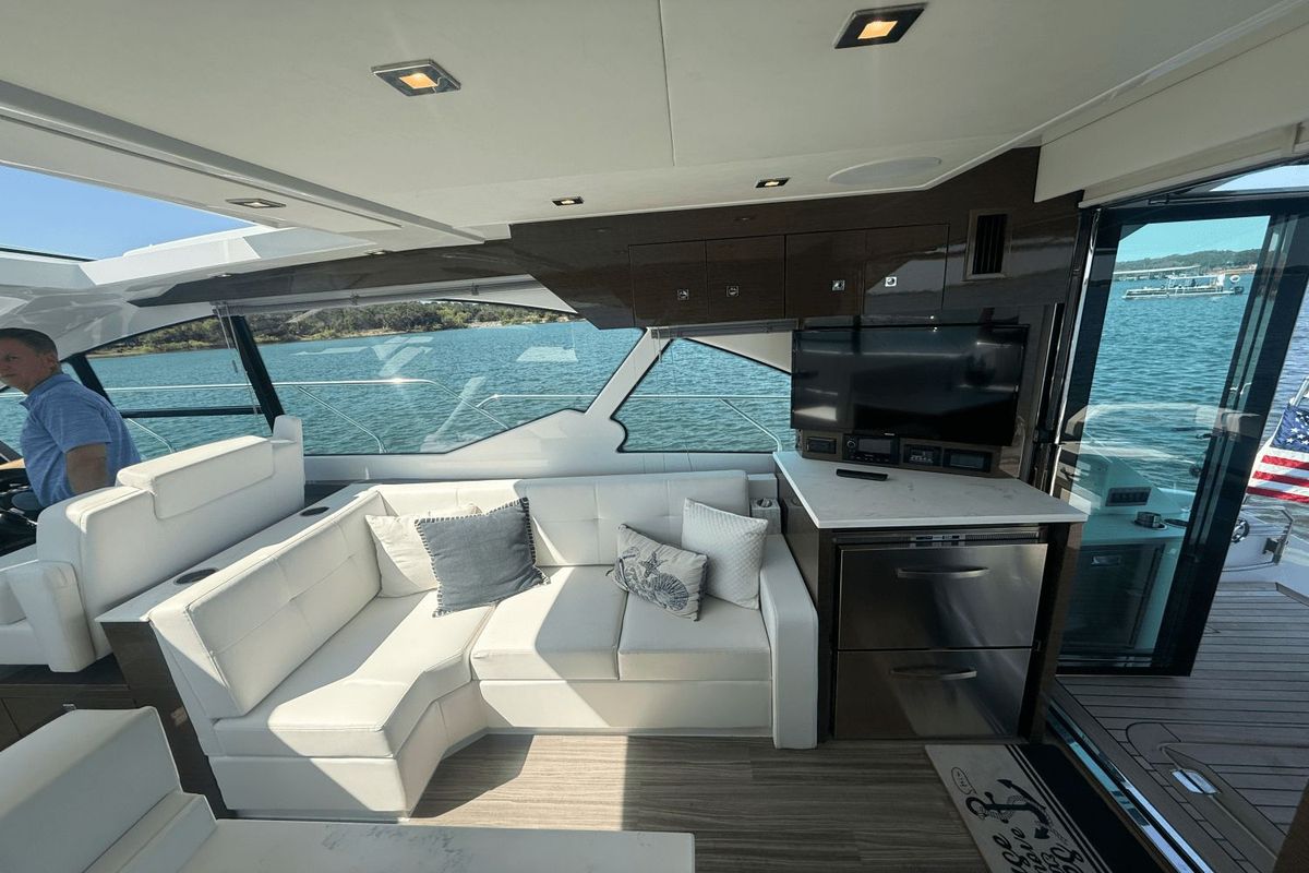 2020 Cruisers Yachts 50 