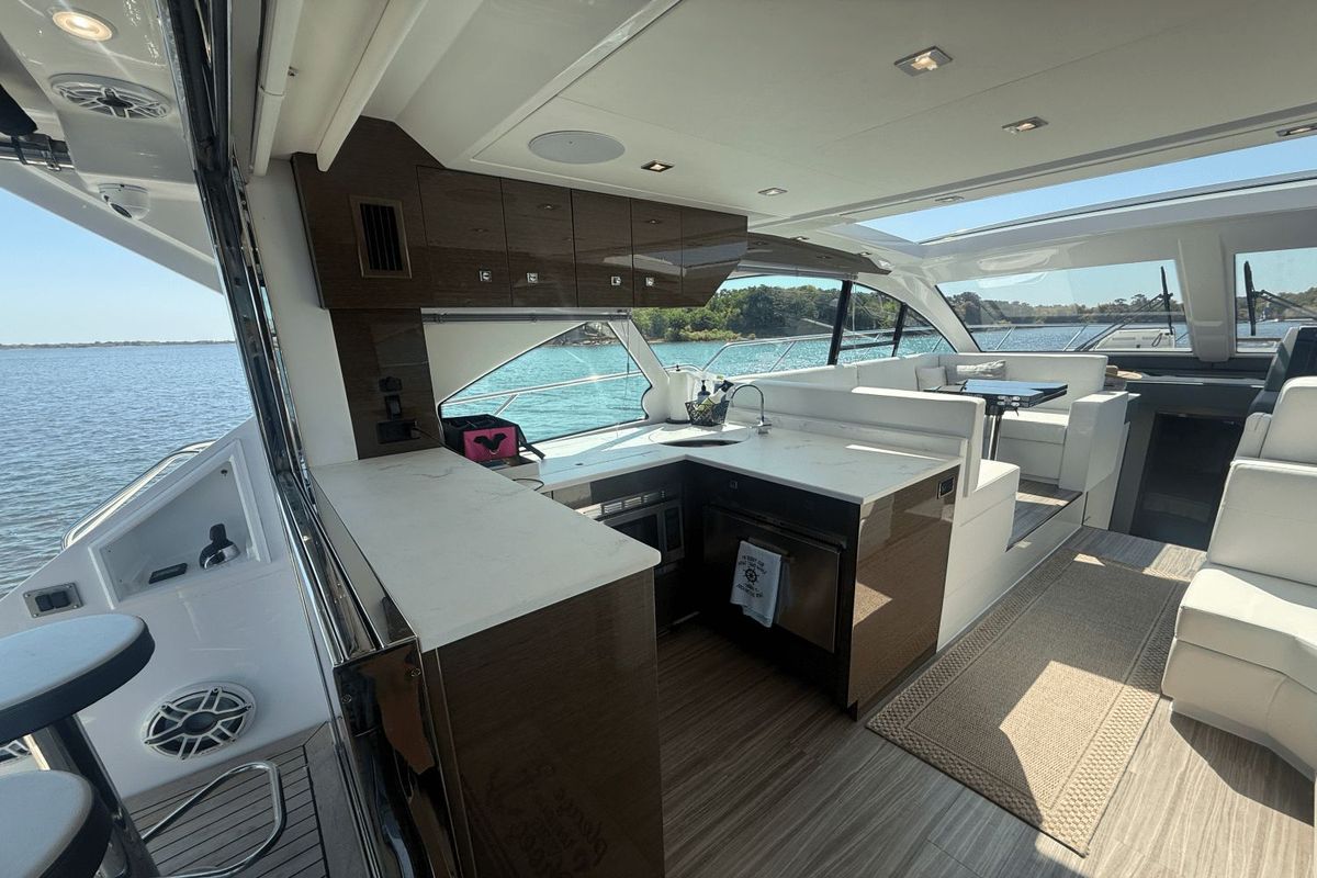 2020 Cruisers Yachts 50 