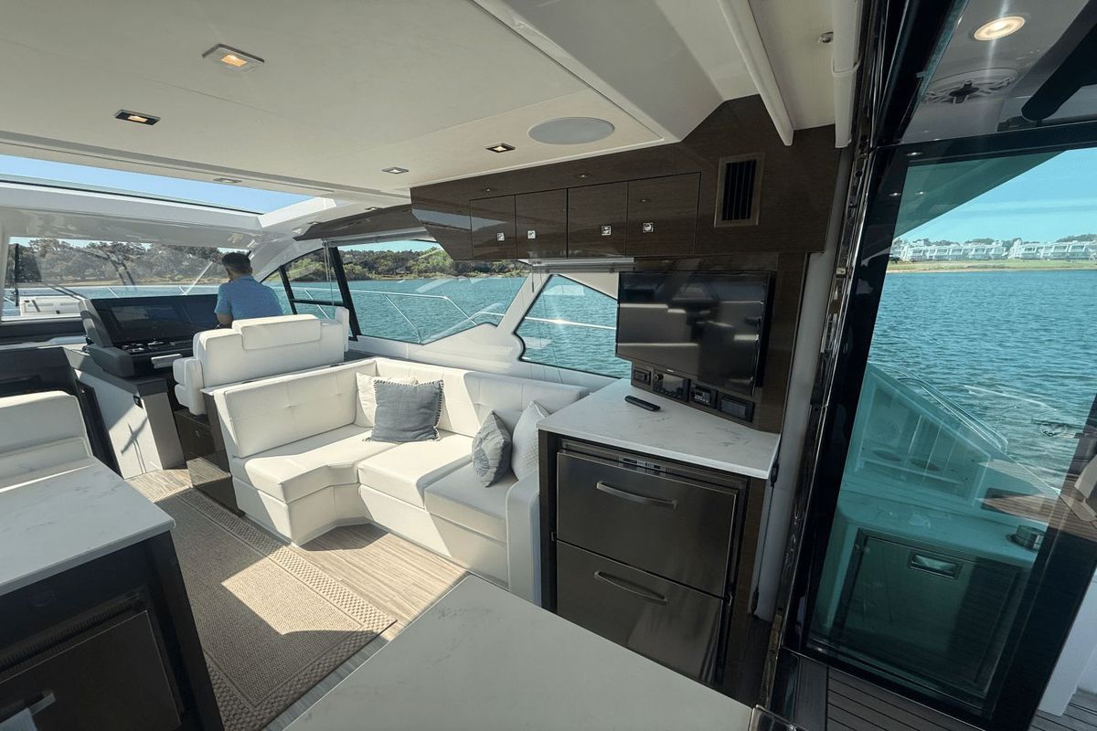 2020 Cruisers Yachts 50 