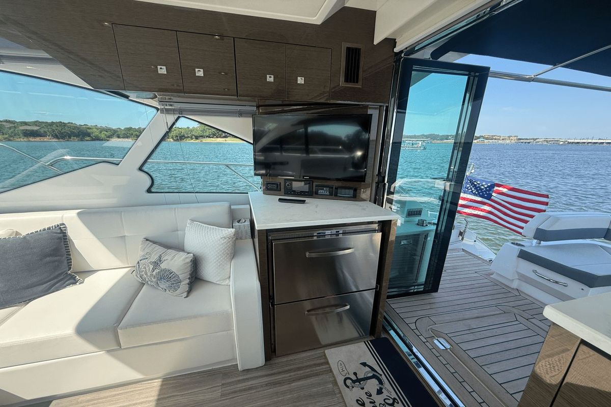 2020 Cruisers Yachts 50 