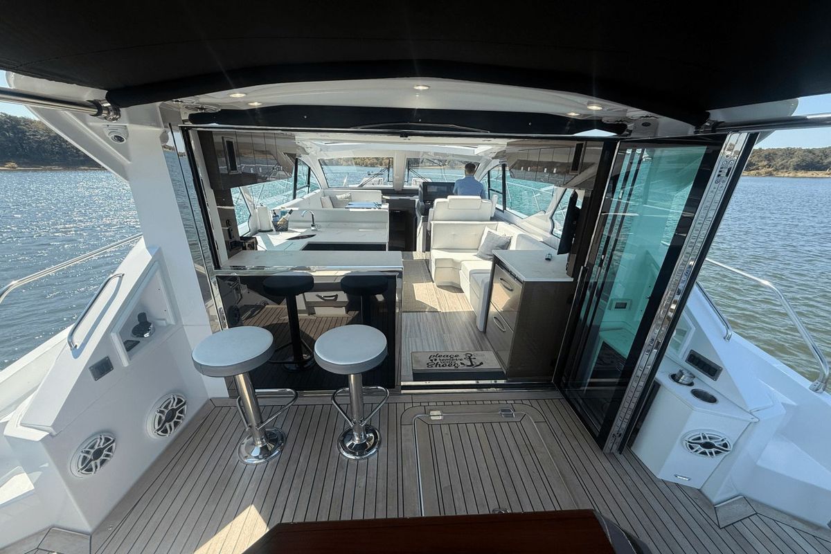2020 Cruisers Yachts 50 
