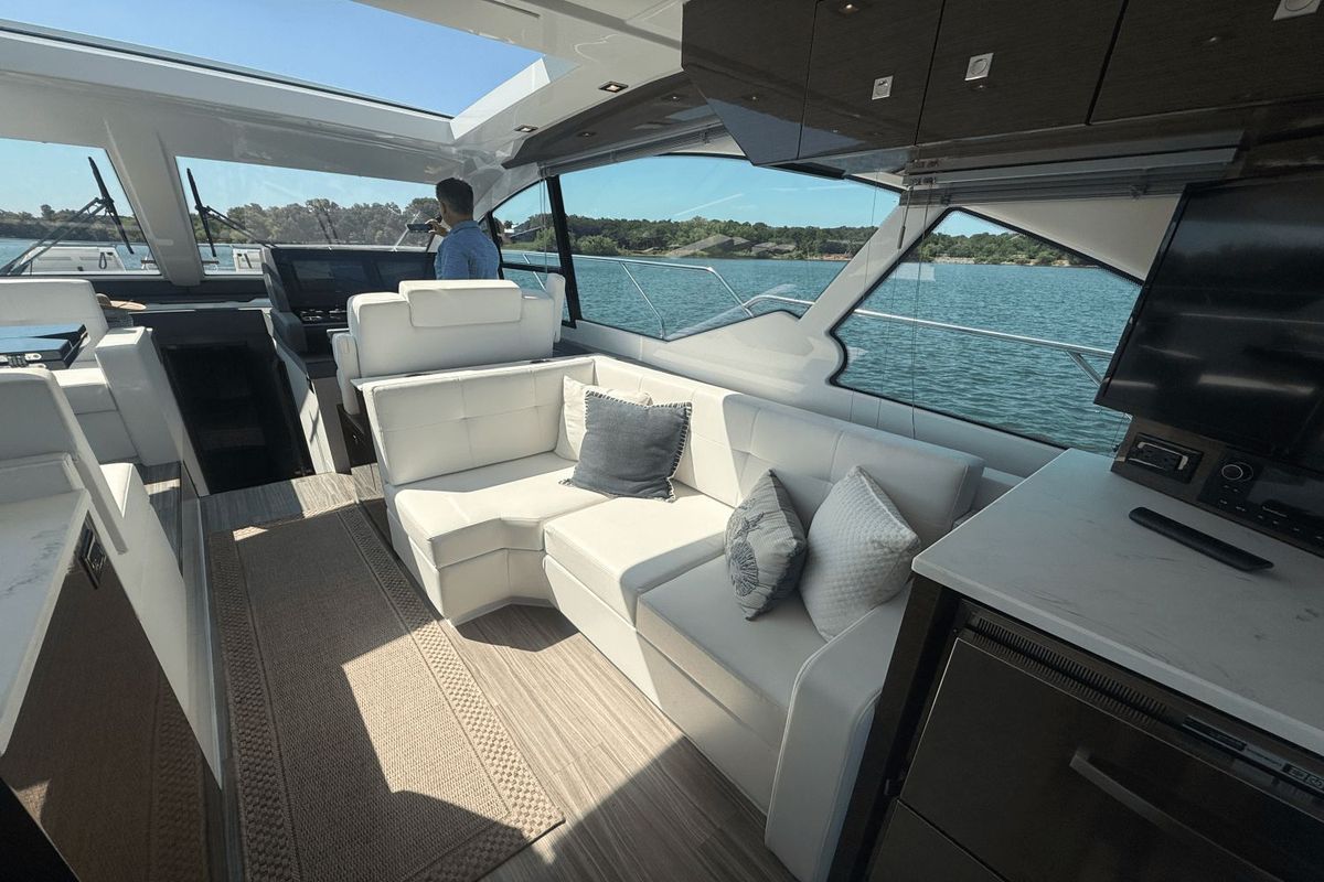 2020 Cruisers Yachts 50 