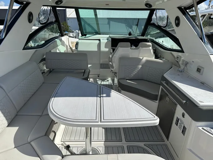  Yacht Photos Pics Interior of 2022 Sea Ray Sundancer 320 yacht with elegant seating and modern amenities.